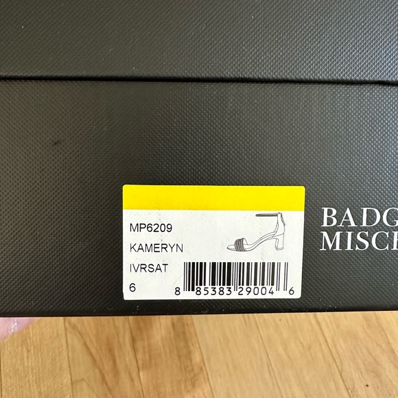 Ivory Satin Badgley Mischka Heels - Picture 4 of 4